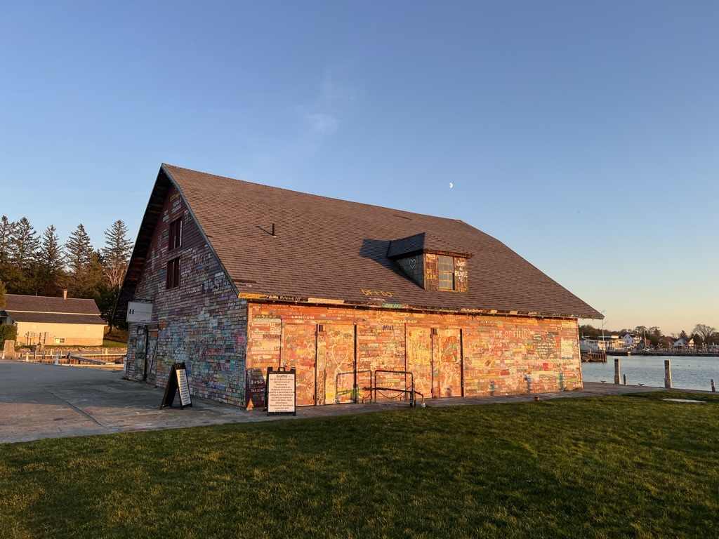 全是涂鸦的房子