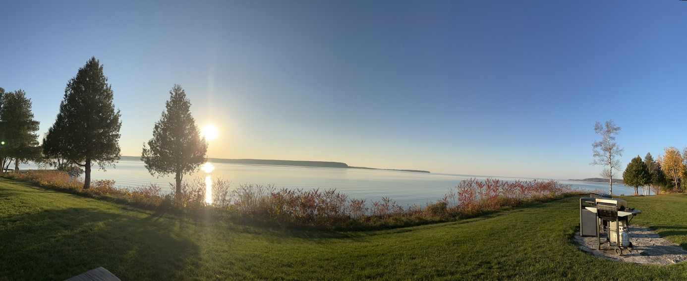 度假村后面的湖滨